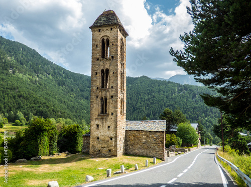 Vista exterior de la Iglesia Románica de Sant Miquel de Engolasters, Andorra 