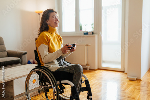 Fotografía Woman with disabilities playing video games