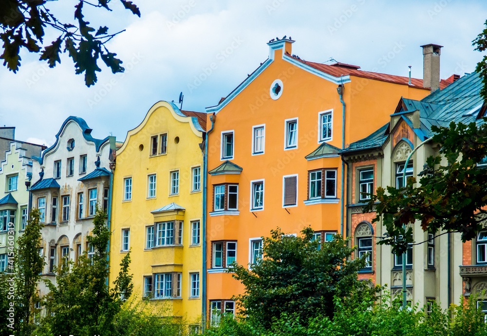 Fototapeta premium Casas tradicionales de vivos colores en la ciudad austriaca de Innsbruck, después de la lluvia