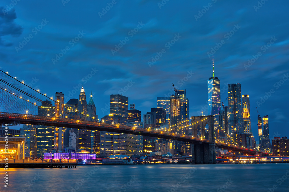 Fototapeta premium Brooklyn Bridge with panoramic views of Manhattan at night, New York City, USA
