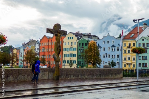 Casas tradicionales de vivos colores en la ciudad austriaca de Innsbruck, después de la lluvia