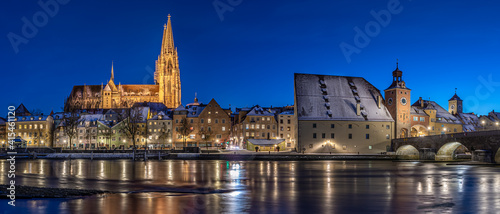 Regensburg an einem Winterabend mit dem Dom St. Peter, dem alten Salzstadl und der Steinernen Brücke