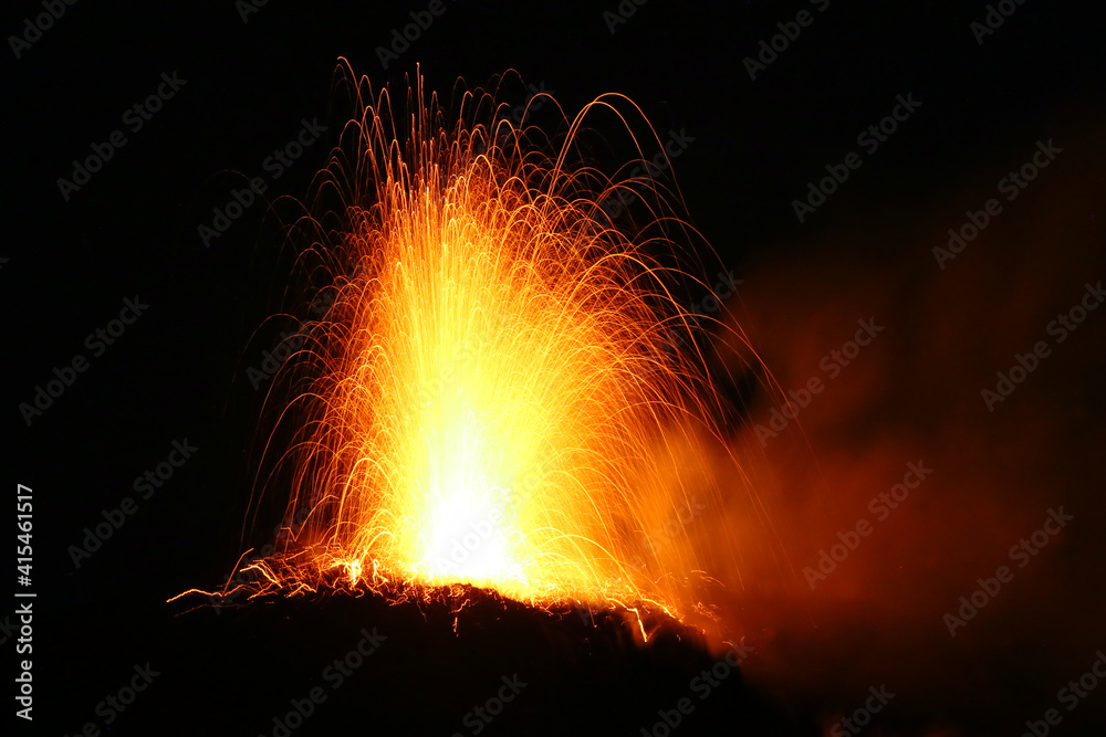 Eruption du volcan Stromboli en Sicile (Italie)