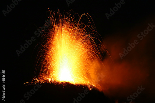 Eruption du volcan Stromboli en Sicile (Italie)