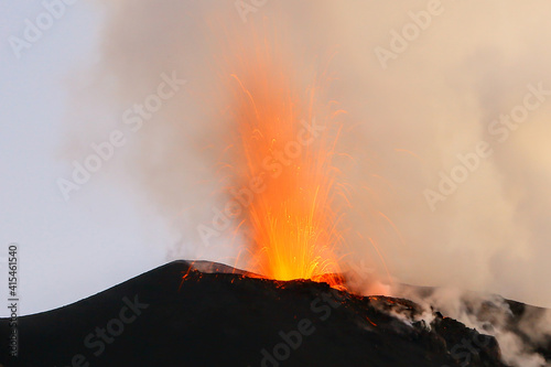 Eruption du volcan Stromboli en Sicile (Italie) photo