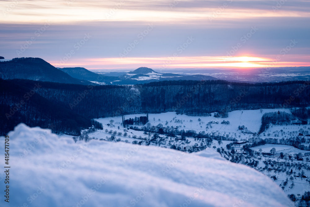 Sonnenuntergang im Winter am Rande der Schwäbischen Alb bei Neuffen