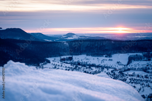 Sonnenuntergang im Winter am Rande der Schwäbischen Alb bei Neuffen