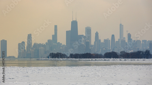 Valokuva A frosty afternoon on Lake Michigan overlooking downtown Chicago sunset