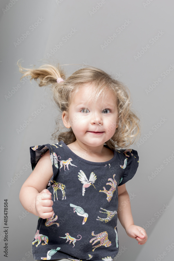 portrait petite fille blonde de deux ans
