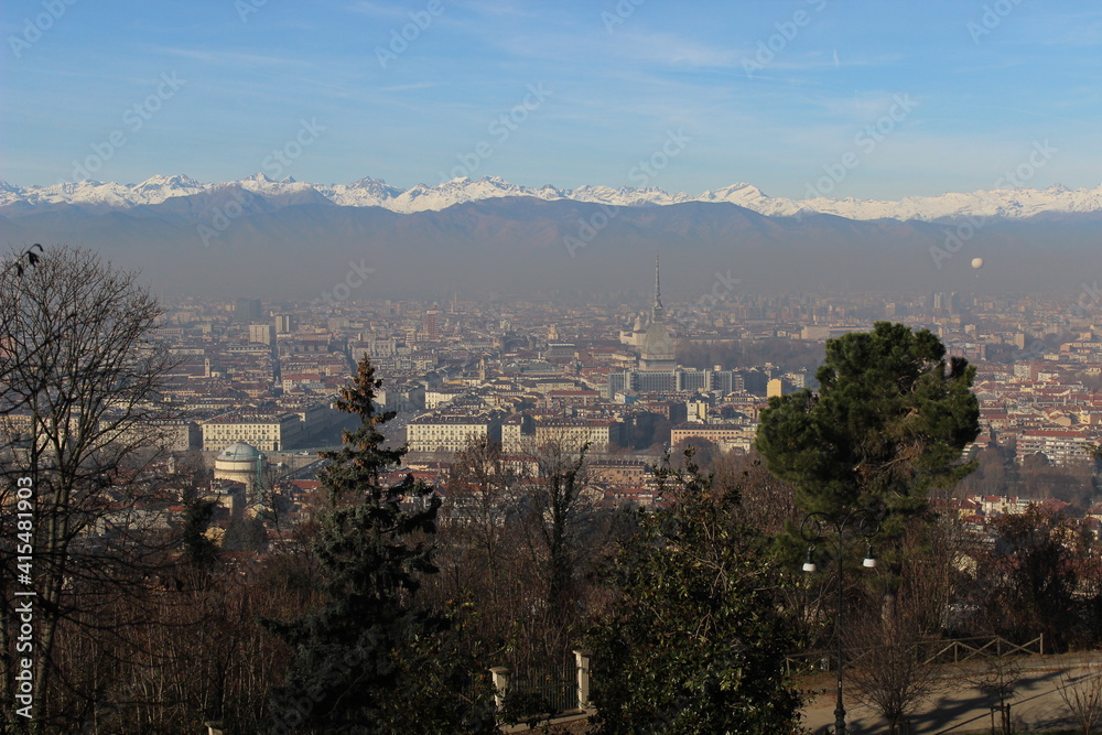 Naklejka premium Turín con contaminación y los alpes de fondo