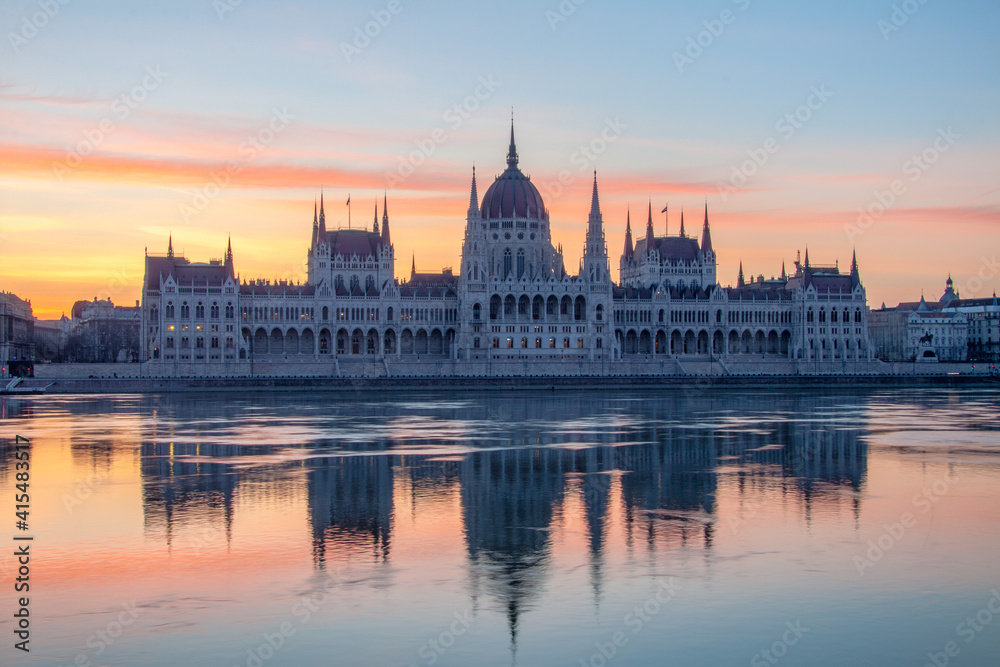 Fototapeta premium hungarian parliament building in budapest with morning reflection