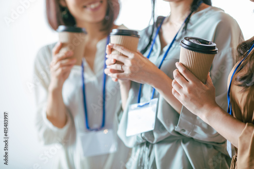 Foto コーヒー休憩する女性社員