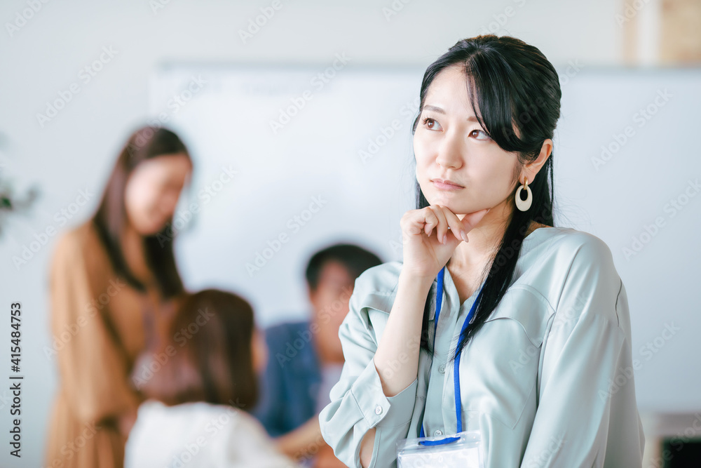 © buritora - 悩むビジネスウーマン