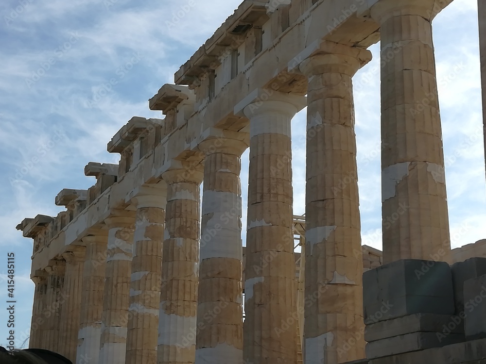 Fototapeta premium La Acrópolis de Atenas, en Grecia. Recorrido arquitectónico. Figuras humanas.