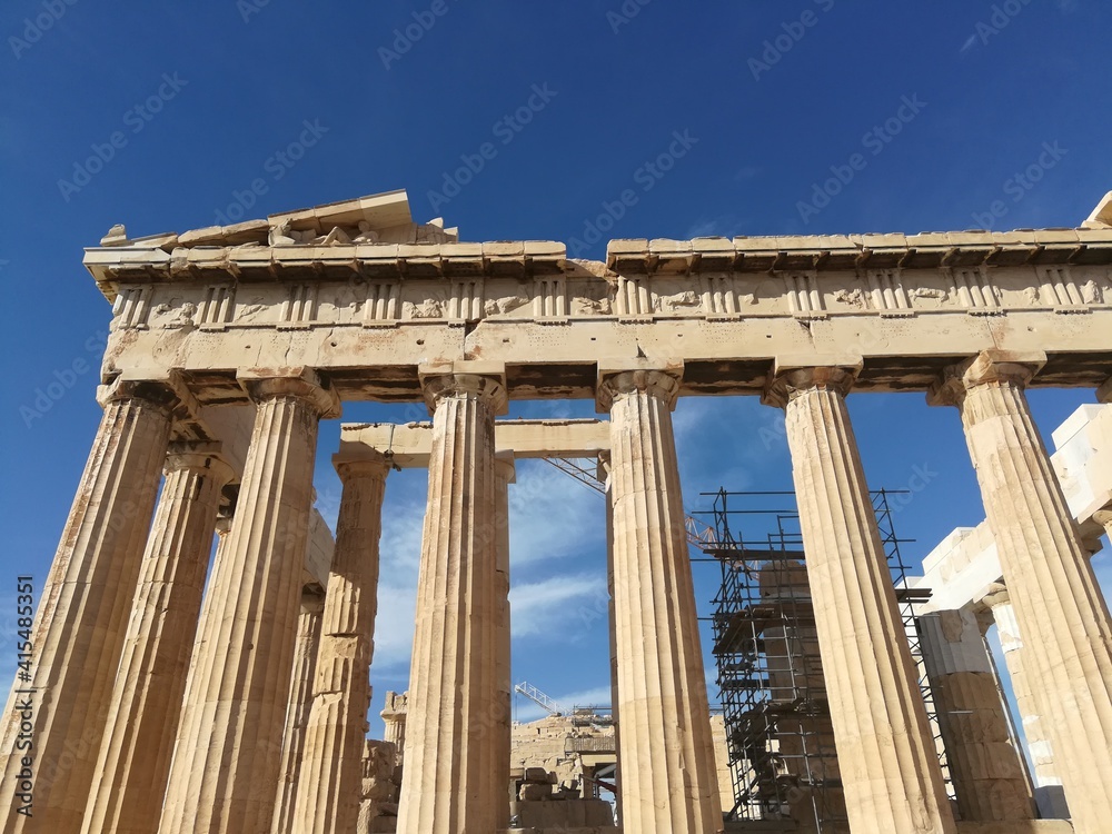 La Acrópolis de Atenas, en Grecia. Recorrido arquitectónico. Figuras humanas.
