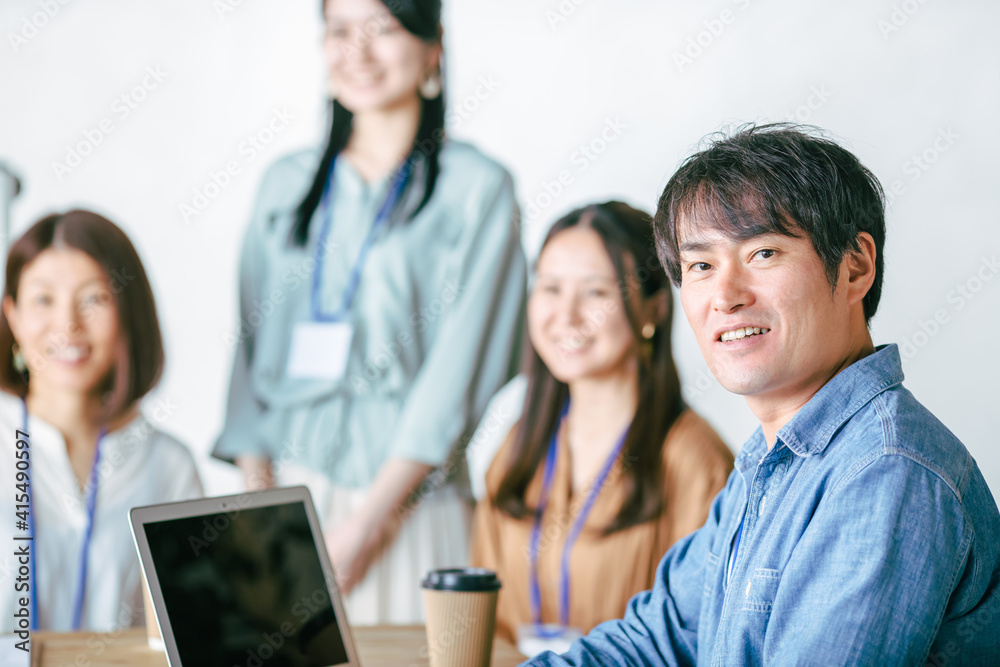 服装自由な会社で働く会社員
服装自由な会社で働く会社員