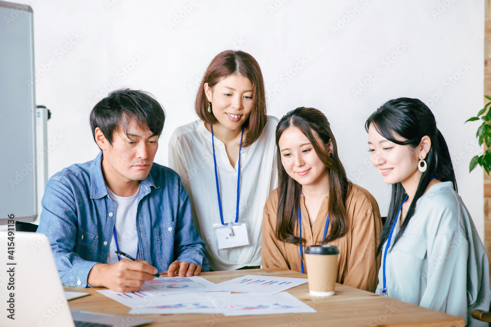 服装自由な会社で働く会社員
服装自由な会社で働く会社員
