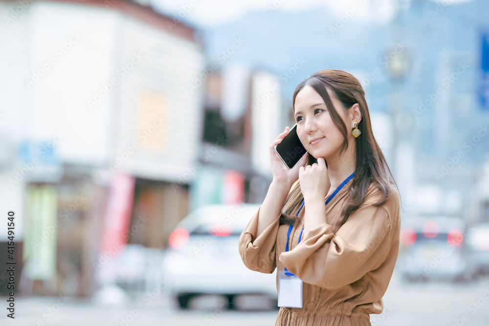 服装自由な会社で働く会社員
