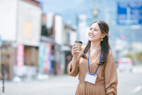 コーヒー休憩するビジネスウーマン 