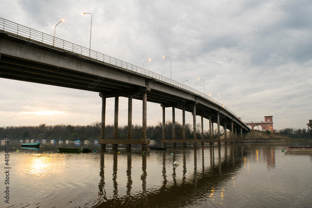 Sol naciente reflajado en el rio, debajo de un puente Sol naciente reflajado en el rio, debajo de un puente