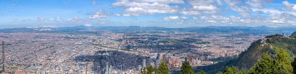 incroyable Panorama sur Bogota et le Cerro de Monserrate depuis le Cerro de Guadalupe, Colombie