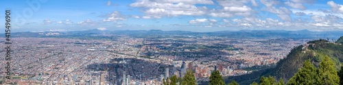 Fototapeta Naklejka Na Ścianę i Meble -  incroyable Panorama sur Bogota et le Cerro de Monserrate depuis le Cerro de Guadalupe, Colombie