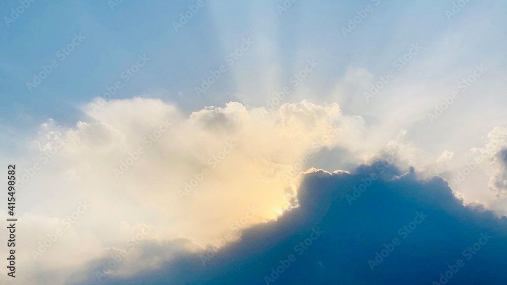雲から太陽の光