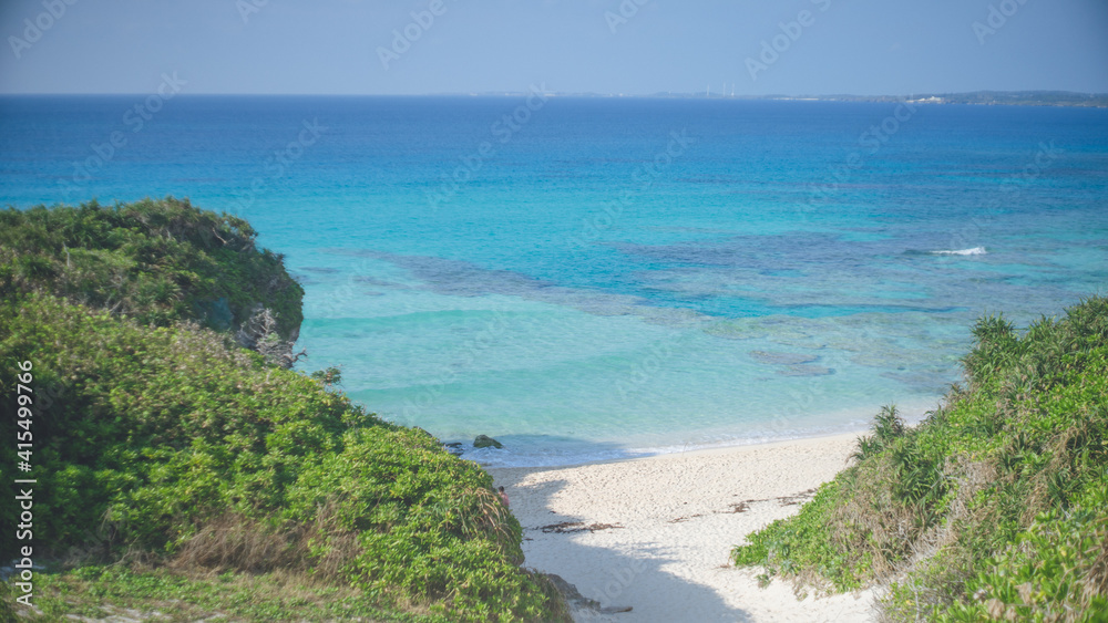 宮古島の観光スポット 砂山ビーチの美しい海を見下ろす絶景