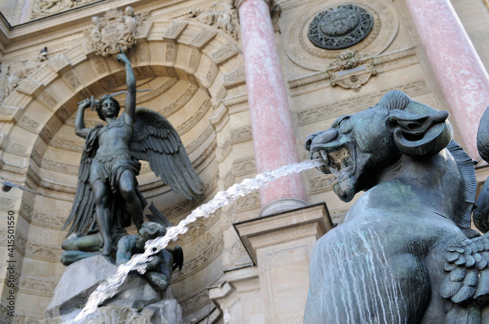 Φωτογραφία Lion statuary at the Fontaine Saint-Michel, Paris, Île-de-France, France