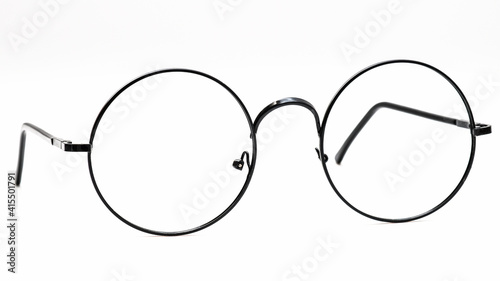 Round Glasses Women.Already used The image is sharp close.Is a good background.Suitable for use.