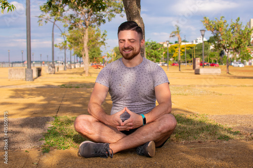 retrato de hombre sentado meditando 