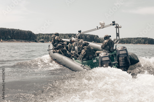 Cuadro en lienzo Group of military fighters on a boat with a flasher are chasing pirates