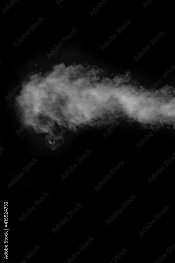 Fototapeta Biała para rozpryskuje parę z saturatora powietrza. Fragmenty dymu na czarnym tle. Abstrakcyjne tło, element projektu, do nakładki na zdjęcia