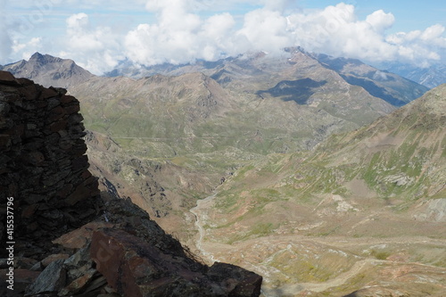 Wasserfall und Wollgras in den italienischen Alpen photo