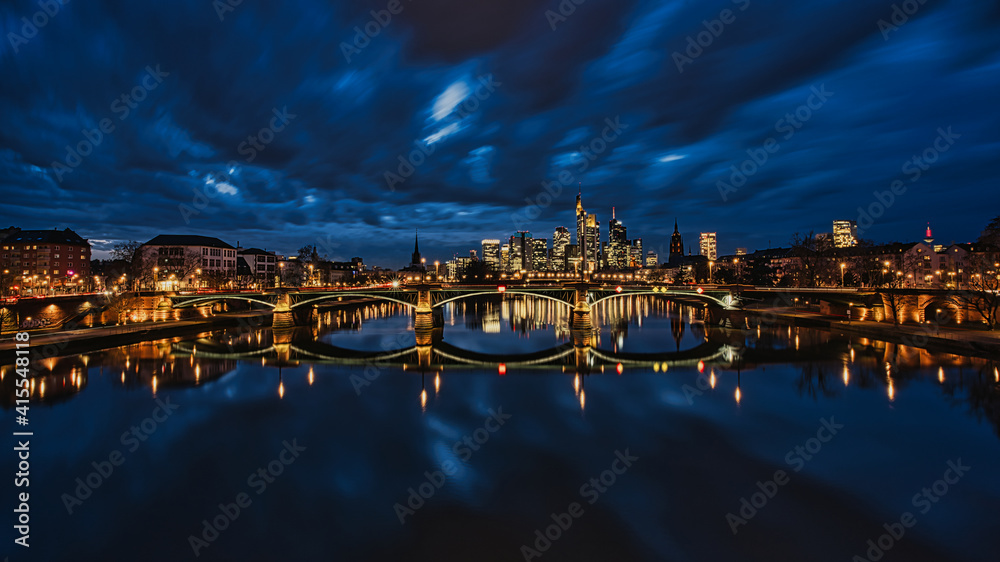 Blaue Stunde über Frankfurt Skyline im Weitwinkel
