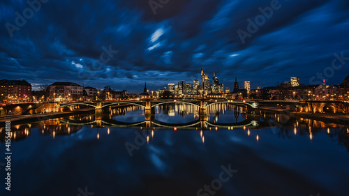 Obraz na płótnie Blaue Stunde über Frankfurt Skyline im Weitwinkel w salonie