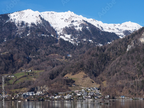 kayak sur un lac de montagne au printemps - Alpes Suisse