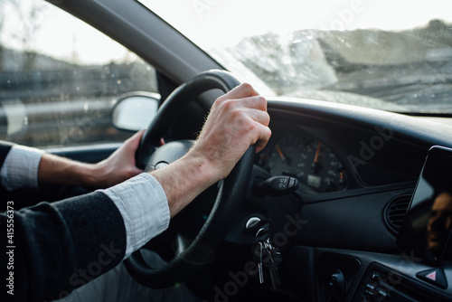 Beide Hände am Lenkrad während der Autofahrt