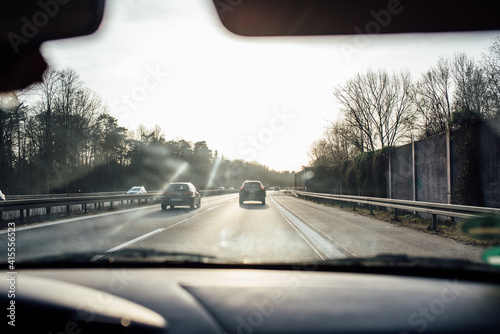 Autofahrt auf der Autobahn am Abend mit Gegenlicht