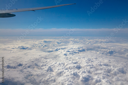 비행기에서 바라보는 구름의 바다