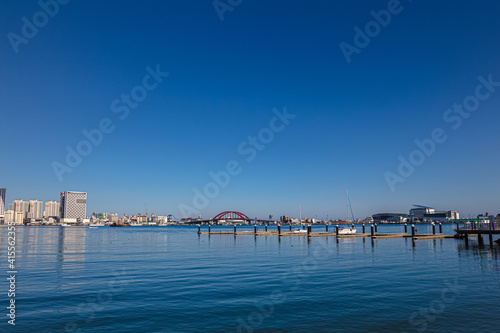 잔잔한 호수와 바다가 함께 보이는 도시 풍경 © Sepe44