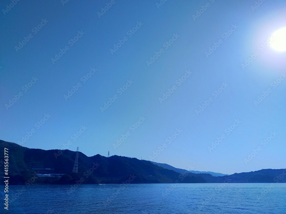 快晴の青空と夏の海と水平線の風景