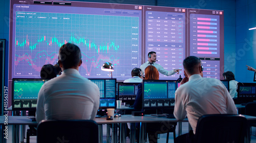 Cuadro en lienzo Boss speaking with stock traders in office