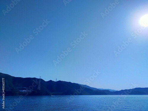 快晴の青空と夏の海と水平線の風景 © たあきん