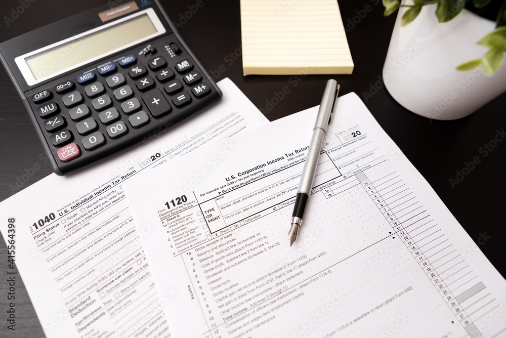 Obraz premium US tax form on desk. Tax income concept