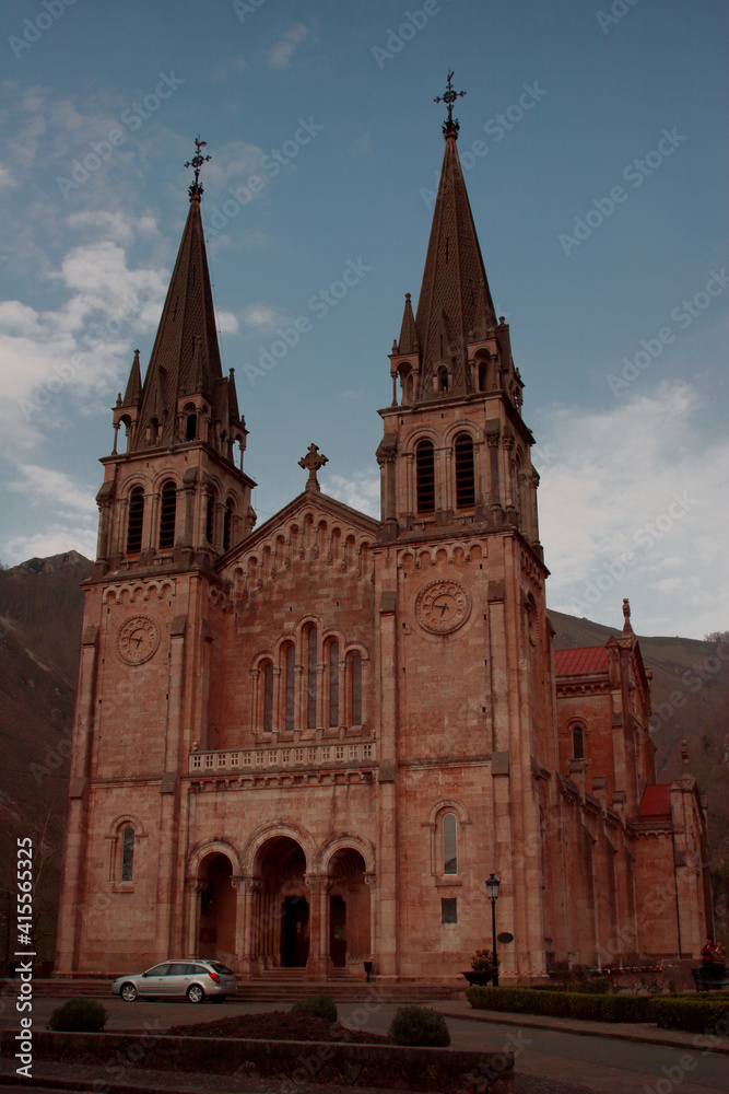 Basílica de Santa María la Real, en Covadonga (Asturias), en el Parque Nacional Picos de Europa.