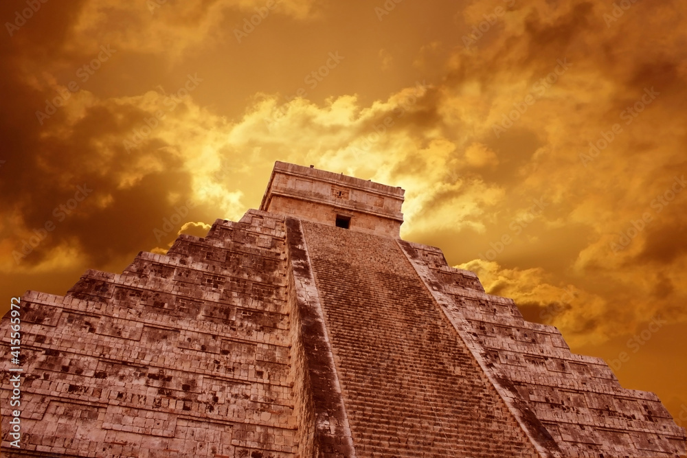 The Mayan pyramid at Chichen IItza , Mexico The Mayan pyramid at Chichen IItza , Mexico