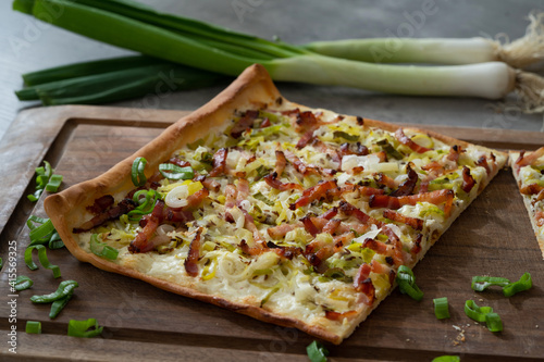 Flammkuchen mit Lauch, Zwiebel und Speck photo