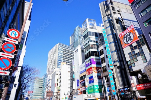 東京六本木交差点から見た外苑東通りのビル群