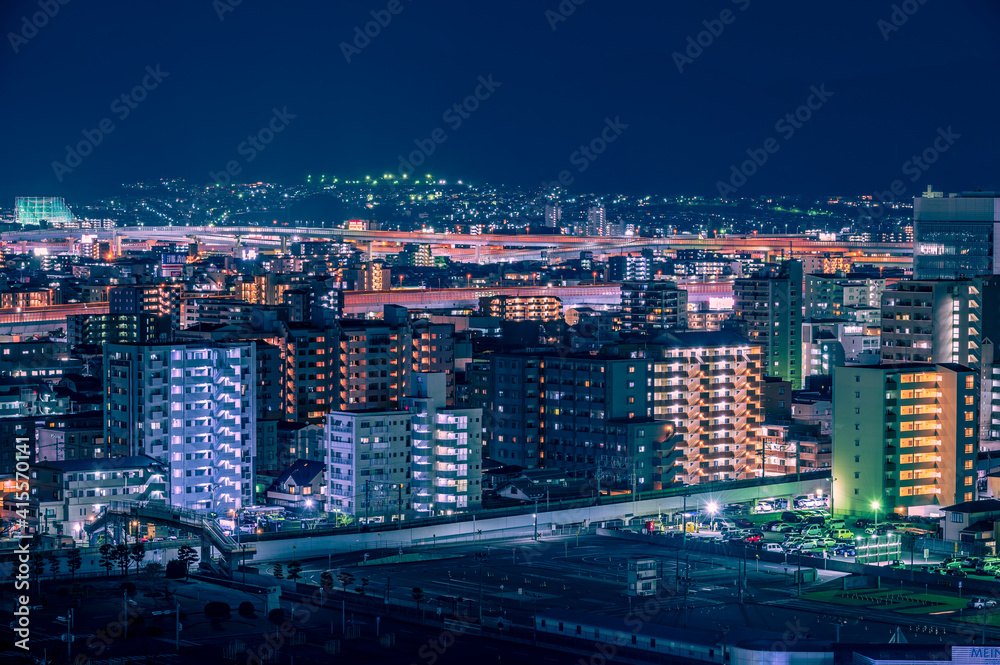 Obraz premium 日本の地方都市、福岡市愛宕神社から望む夜景の美しいビル街の灯りと街並み